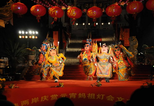 媽祖故鄉(xiāng)福建湄洲島萬(wàn)人游燈慶賞元宵