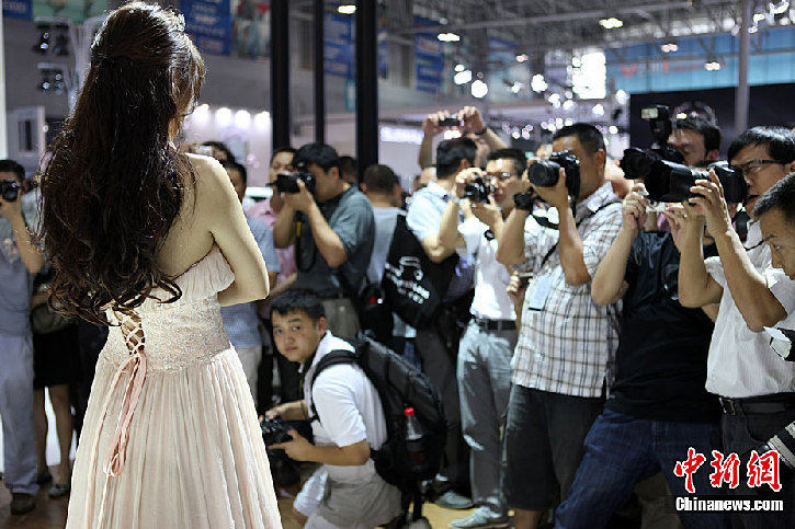 高清：重慶國際車展開幕 美女車模伴豪車