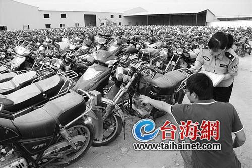 汽車無環(huán)保標志擬明年起限行 11個辦證點可領(lǐng)取