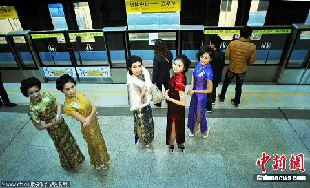 南京地鐵1號(hào)線上演旗袍秀