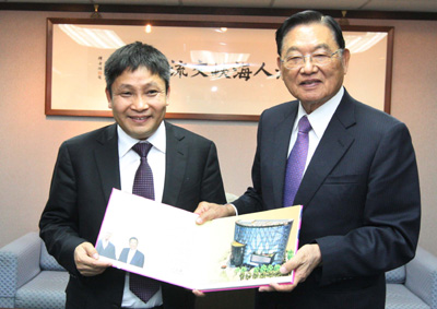 臺(tái)灣海基會(huì)董事長(zhǎng)江丙坤會(huì)見(jiàn)福建省江氏委員會(huì)會(huì)長(zhǎng)江東廷