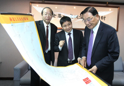 臺(tái)灣海基會(huì)董事長(zhǎng)江丙坤會(huì)見(jiàn)福建省江氏委員會(huì)會(huì)長(zhǎng)江東廷