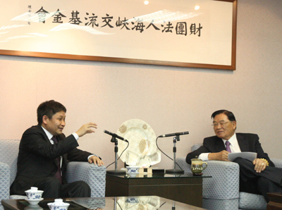 臺(tái)灣海基會(huì)董事長(zhǎng)江丙坤會(huì)見(jiàn)福建省江氏委員會(huì)會(huì)長(zhǎng)江東廷