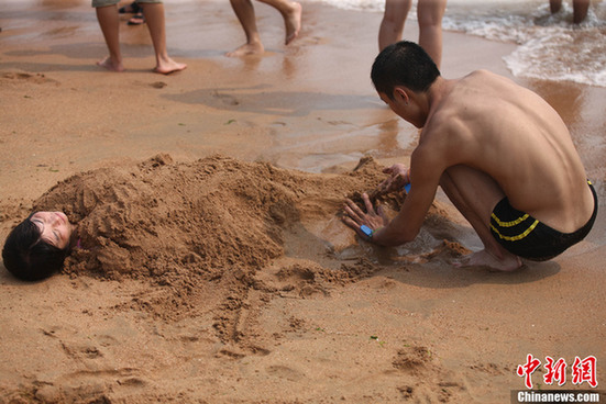 多地遭遇高溫天——青島海濱浴場成“人海”