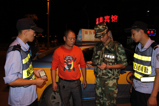 連江邊防大隊聯合駐地多部門開展出租車集中整治統一行動