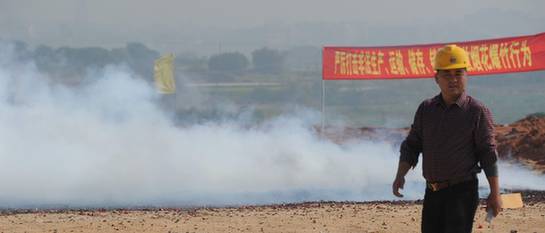 2100箱收繳的煙花爆竹在翔安被集中銷毀