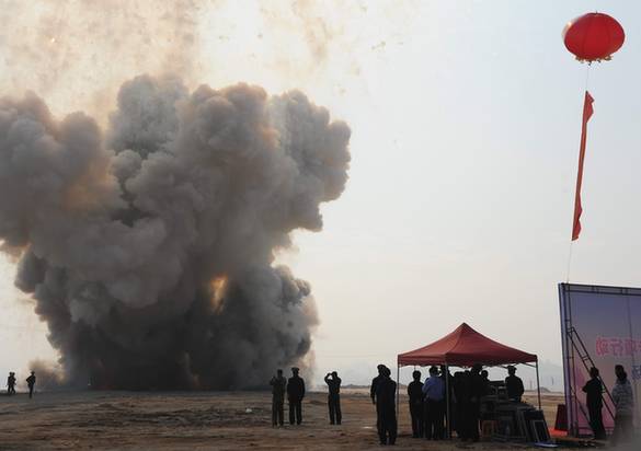 2100箱收繳的煙花爆竹在翔安被集中銷毀