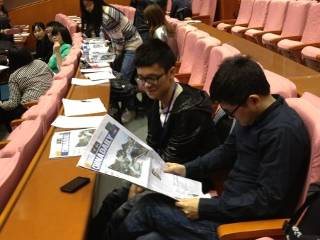 鴻星爾克贈報1500份助陣“21世紀(jì)杯”