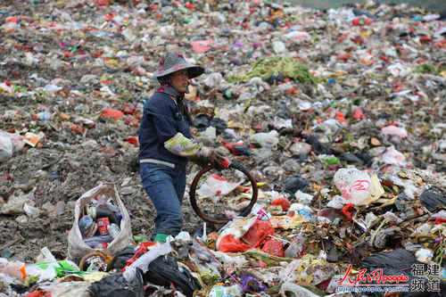 福州紅廟嶺垃圾處理場未見分類 民間“淘寶大軍”卻自動分類
