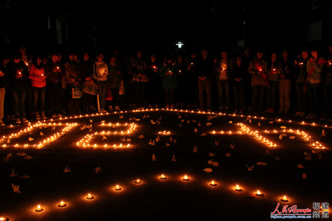 福州高校為雅安祈福：“四川雄起！雅安不哭！”