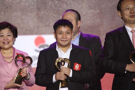 江東廷榮獲"2013年度中國十大慈善家