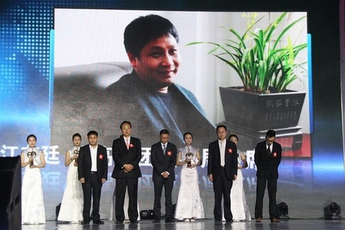 志高江東廷為雅安認捐500萬建10所小學