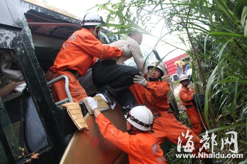 南平大客車沖下路基飛進6米深山谷 5人受傷