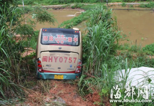 南平大客車沖下路基飛進6米深山谷 5人受傷