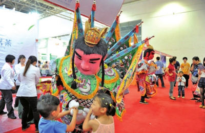 海交會(huì)一天涌入10萬(wàn)人 美食、新奇日用品熱賣