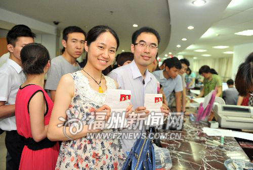 “5.20”結(jié)婚登記出現(xiàn)高峰 福州1976對新人結(jié)婚