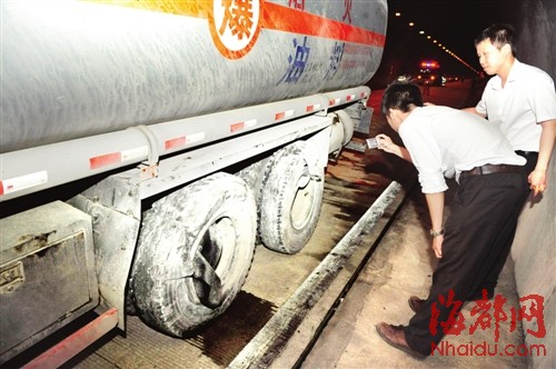 福州繞城高速上油罐車撞上隧道壁 過往司機棄車而逃