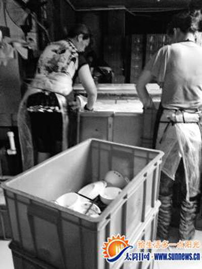 暗訪一次性消毒餐具小作坊 高溫消毒只是用熱水泡一下