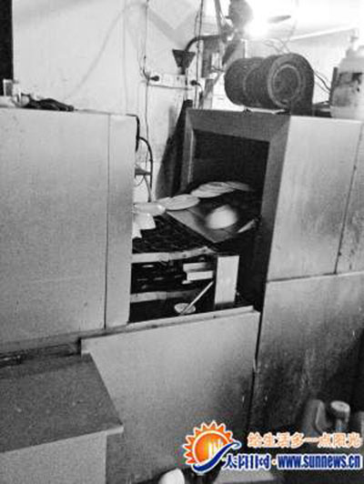 暗訪一次性消毒餐具小作坊 高溫消毒只是用熱水泡一下