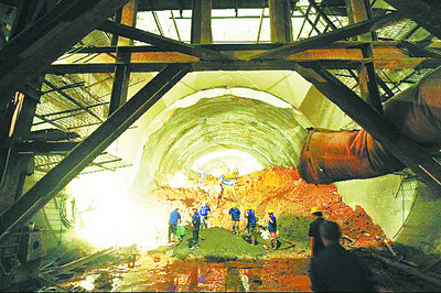 廈深鐵路隧道全部貫通 爭取年底試運(yùn)營