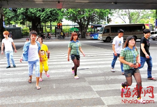 福州不少市民理直氣壯闖紅燈:等警察罰款再說(組圖)