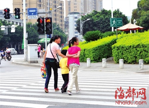 福州不少市民理直氣壯闖紅燈：等警察罰款再說(組圖)