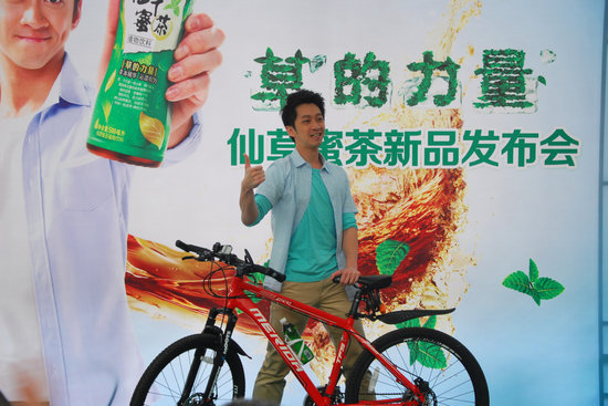 陳漢典來廈出席代言 模仿康永小S稱計劃出片