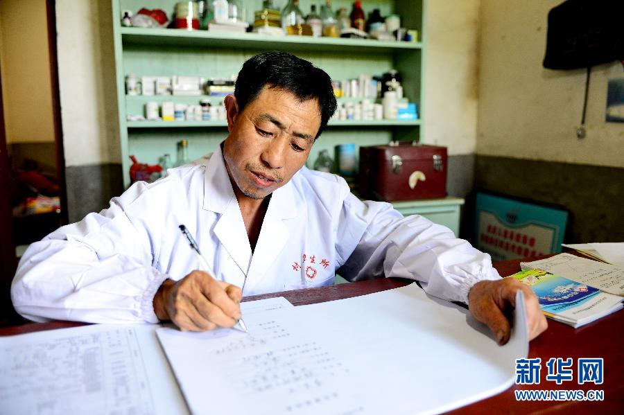 “穿梭在田間地頭的鄉村醫生”——彭火興