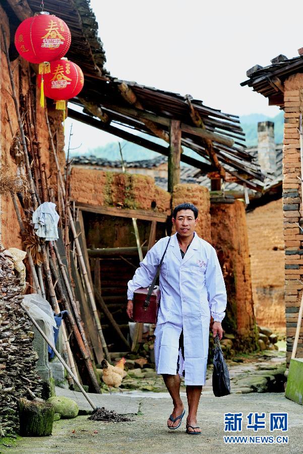 “穿梭在田間地頭的鄉村醫生”——彭火興