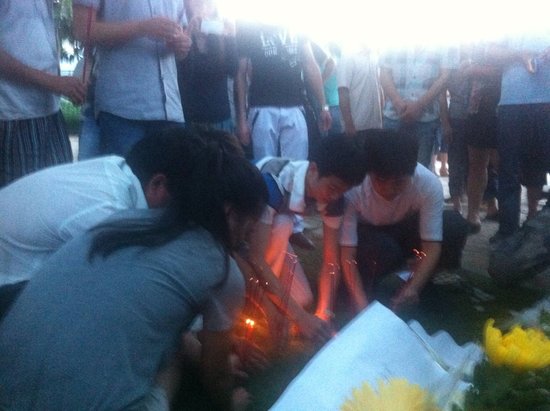 廈門市民前往事發地自發哀悼 8學生仍失蹤