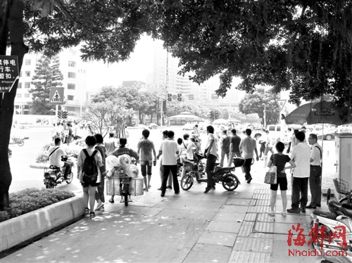 福州:難熬暴曬行人闖紅燈 警方稱將增設遮陽傘