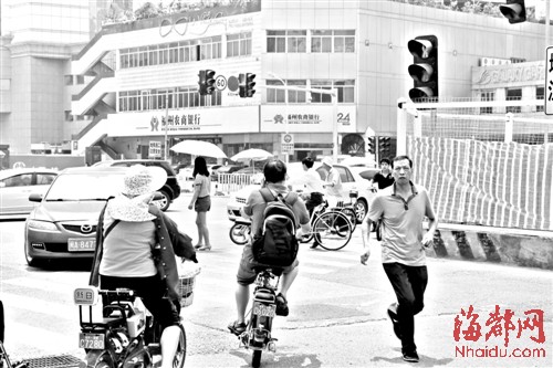 福州：難熬暴曬行人闖紅燈 警方稱將增設遮陽傘