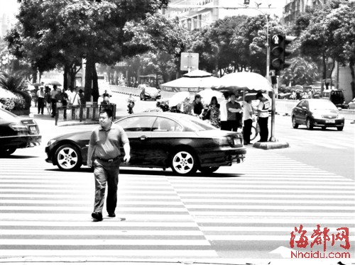 福州：難熬暴曬行人闖紅燈 警方稱將增設遮陽傘