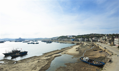 東澳中心漁港二期北護(hù)岸和東護(hù)岸基本完工 5000噸碼頭動(dòng)工在即