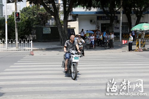 福州實施“全綠十字路口”行人闖紅燈現象減少