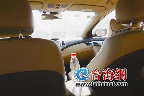 夏天車(chē)?yán)锏牡V泉水有毒? 真相：瓶子只會(huì)變形