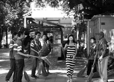 福州街頭“環保快閃”演繹“黑客帝國” 抵制亂扔廣告單