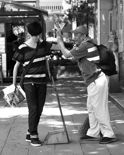 福州街頭“環(huán)保快閃”演繹“黑客帝國” 抵制亂扔廣告單