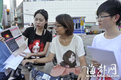 高中生微博組織小伙伴 福州街頭勸導闖紅燈者