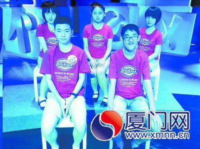 背詞典競(jìng)技漢字聽寫大會(huì) 雙十學(xué)生