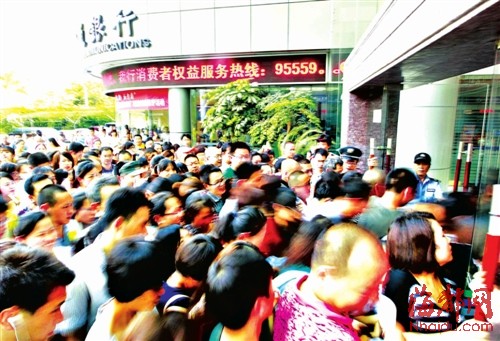 榕小學(xué)新生報(bào)名 家長為開