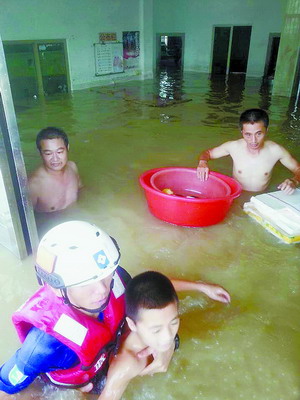 廈門人增援駕舟救出臨產孕婦 藍天救援隊趕赴汕頭