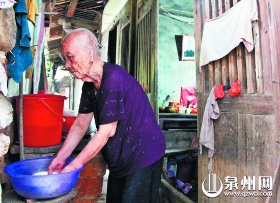 泉州一102歲母親照顧癱瘓女兒67年:直到我入土