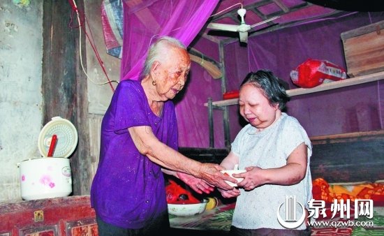泉州一102歲母親照顧癱瘓女兒67年:直到我入土