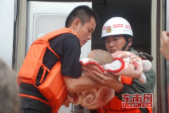 “天兔”發威多地被淹 消防員臉盆當船救出嬰兒