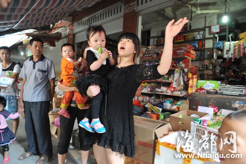 夜宿山頂迎重陽 突發(fā)山火村民自救火海逃生