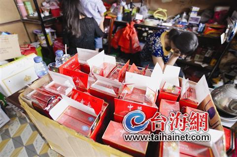 一條“中華”塞4包假煙 三兄弟制售假煙窩點(diǎn)被端
