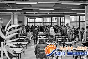 沙茶面、面線糊進清華掀美食旋風 清華學子排隊等候