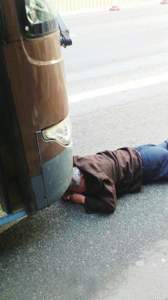 老人倒地 福州公交司機先找人作證再扶人引發爭論