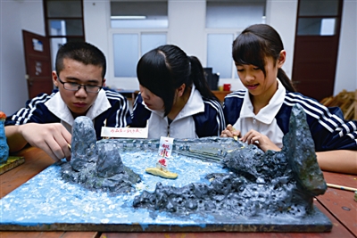 翰英中學(xué)美術(shù)興趣小組泥塑嵐島美景